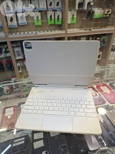 Used magic keyboard 12.9 white english Used magic keyboard 12.9 white english