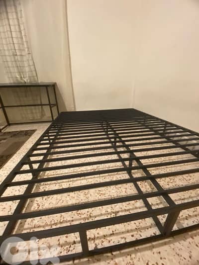 تخت حديد مع طاولة 200$