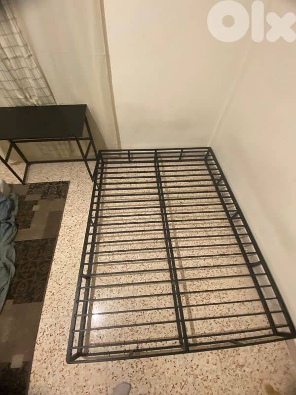 تخت حديد مع طاولة 200$ 1