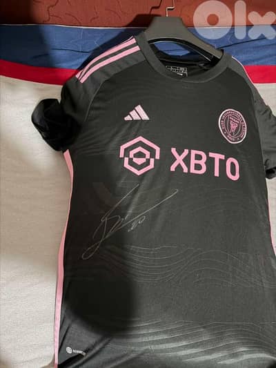 t-shirt signed from messi