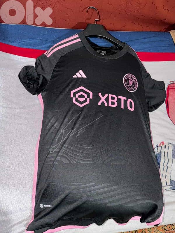 t-shirt signed from messi 1