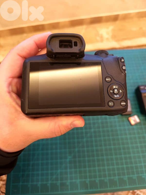 Canon EOS R100 Mirrorless Camera with 18-45mm Lens + 2 Batteries 1