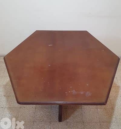 طاولة بني خشب  عتيق  مرتبة وثقيل  وزن ٣٠ كيلو  بيروت ٣٠ دولار ٠٣٧٢٣٨٩٥