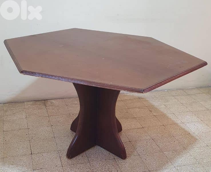 طاولة بني خشب  عتيق  مرتبة وثقيل  وزن ٣٠ كيلو  بيروت ٣٠ دولار ٠٣٧٢٣٨٩٥ 1