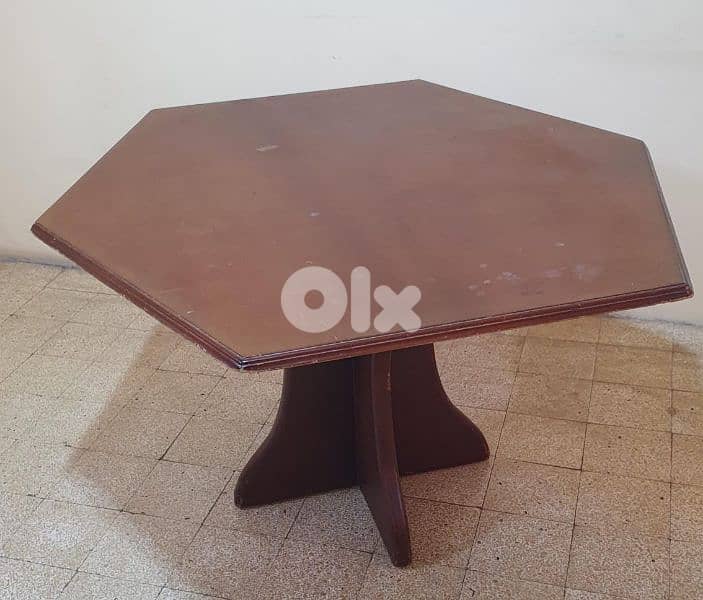 طاولة بني خشب  عتيق  مرتبة وثقيل  وزن ٣٠ كيلو  بيروت ٣٠ دولار ٠٣٧٢٣٨٩٥ 2