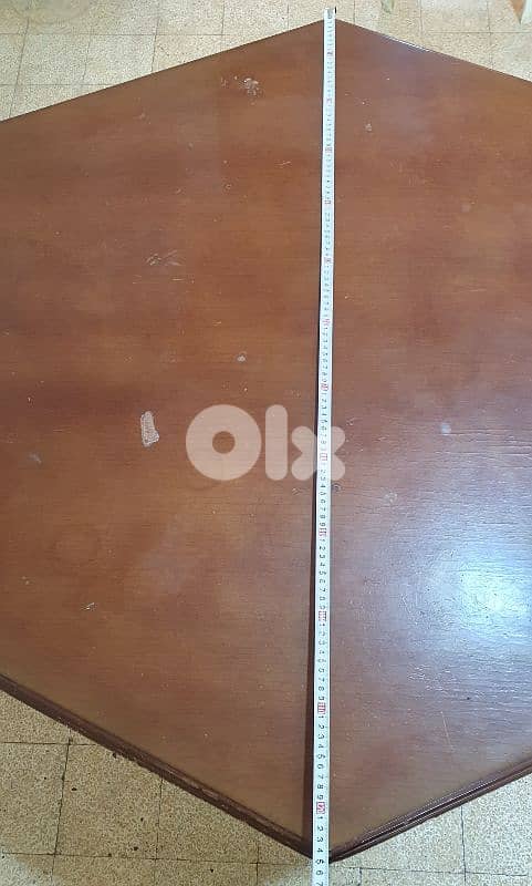 طاولة بني خشب  عتيق  مرتبة وثقيل  وزن ٣٠ كيلو  بيروت ٣٠ دولار ٠٣٧٢٣٨٩٥ 3