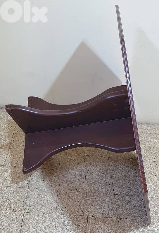 طاولة بني خشب  عتيق  مرتبة وثقيل  وزن ٣٠ كيلو  بيروت ٣٠ دولار ٠٣٧٢٣٨٩٥ 6