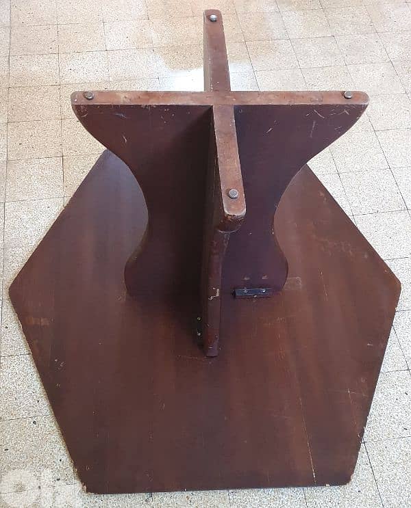 طاولة بني خشب  عتيق  مرتبة وثقيل  وزن ٣٠ كيلو  بيروت ٣٠ دولار ٠٣٧٢٣٨٩٥ 7