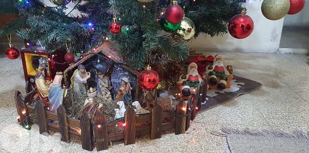 شجرة  الميلاد  مع علبه و زينة وكل أغراض ميلاد (بداعي السفر) بيروت