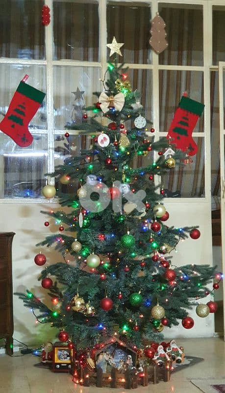 شجرة  الميلاد  مع علبه و زينة وكل أغراض ميلاد (بداعي السفر) بيروت 1