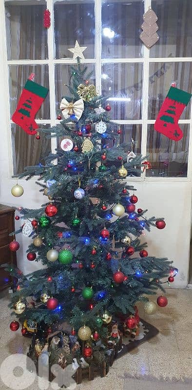 شجرة  الميلاد  مع علبه و زينة وكل أغراض ميلاد (بداعي السفر) بيروت 2