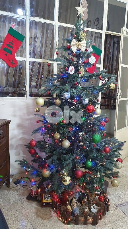 شجرة  الميلاد  مع علبه و زينة وكل أغراض ميلاد (بداعي السفر) بيروت 3