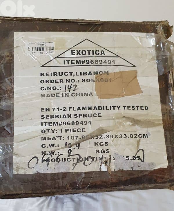 شجرة  الميلاد  مع علبه و زينة وكل أغراض ميلاد (بداعي السفر) بيروت 4