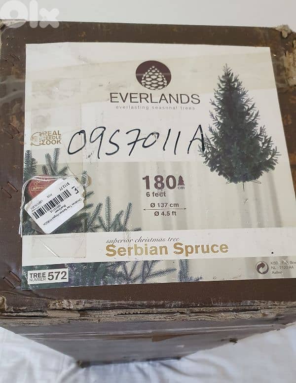 شجرة  الميلاد  مع علبه و زينة وكل أغراض ميلاد (بداعي السفر) بيروت 5