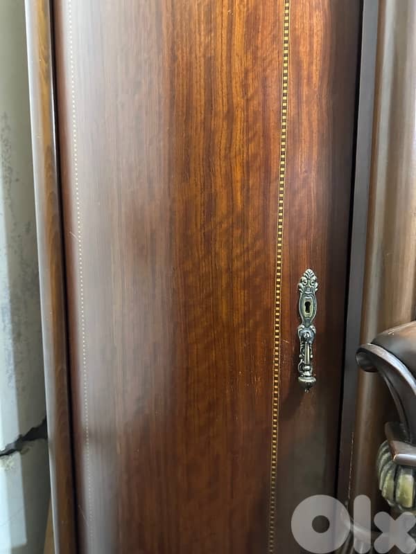 غرفة نوم كاملة خشب زان ولاتي شبه جديد 4