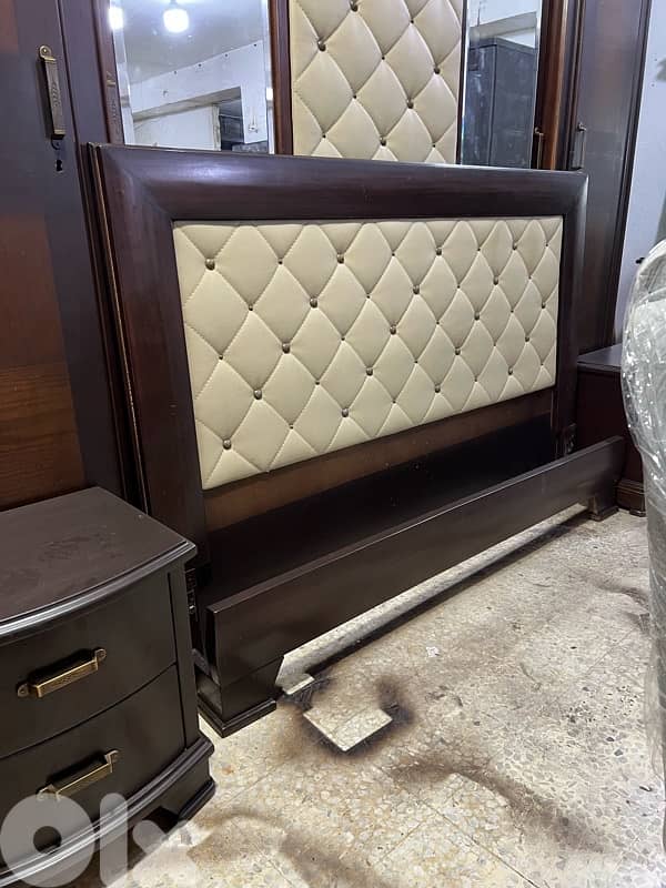 غرفة نوم كاملة مميزة خشب زان ولاتي شبه جديدة 8