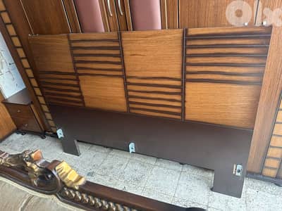 تخت مجوز مع فرشة اسفنج وكمود صغار وشفنيرة مع مرايا كتير مرتبين ونظاف