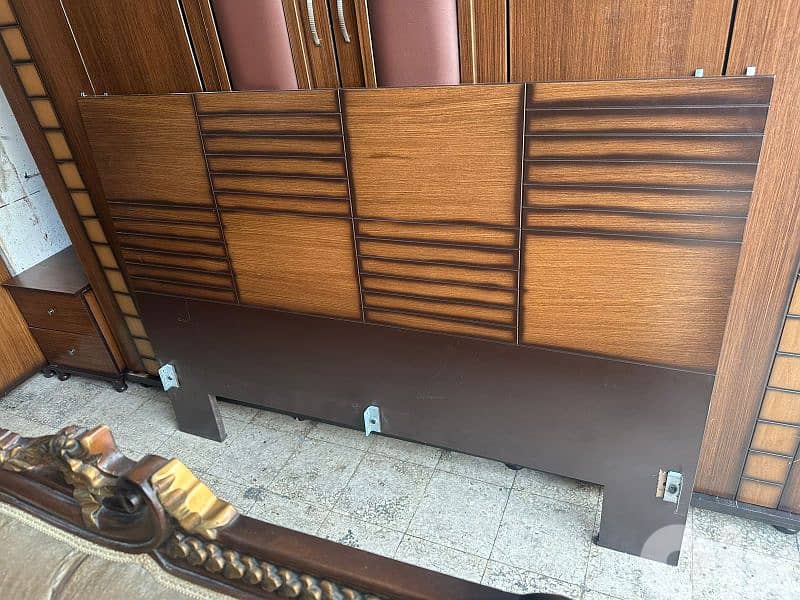 تخت مجوز مع فرشة اسفنج وكمود صغار وشفنيرة مع مرايا كتير مرتبين ونظاف 1