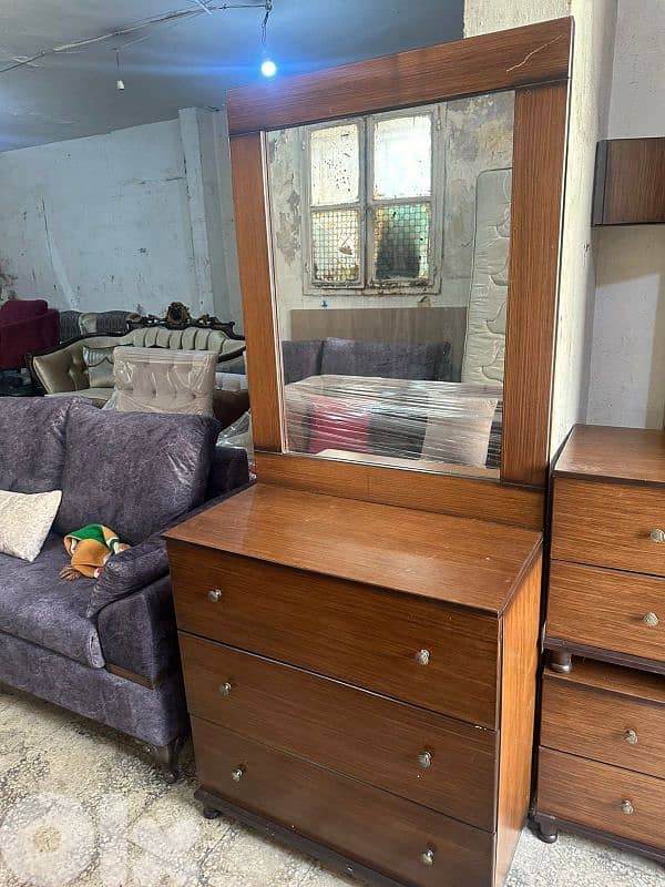 تخت مجوز مع فرشة اسفنج وكمود صغار وشفنيرة مع مرايا كتير مرتبين ونظاف 2