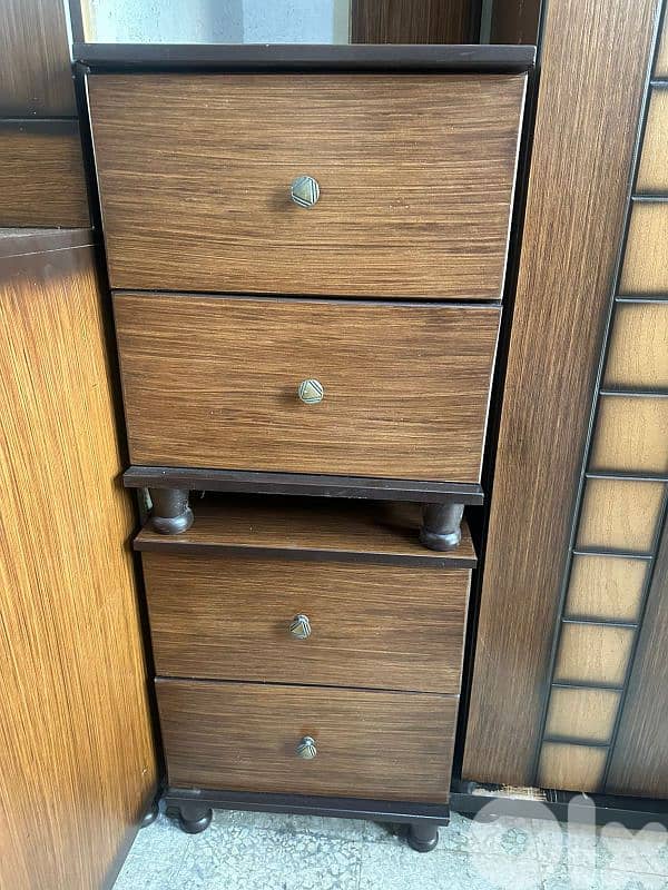 تخت مجوز مع فرشة اسفنج وكمود صغار وشفنيرة مع مرايا كتير مرتبين ونظاف 3