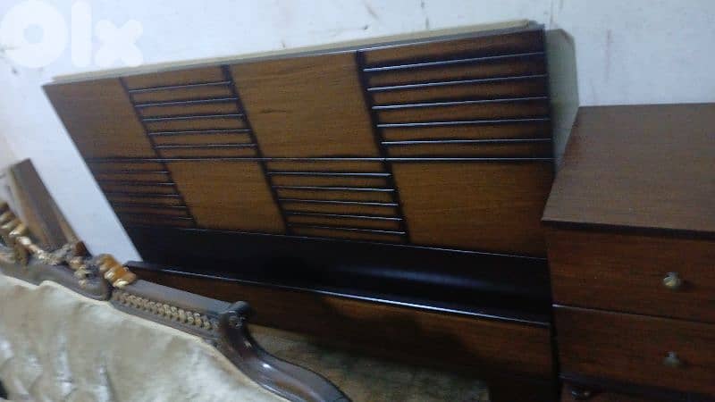 تخت مجوز مع فرشة اسفنج وكمود صغار وشفنيرة مع مرايا كتير مرتبين ونظاف 5