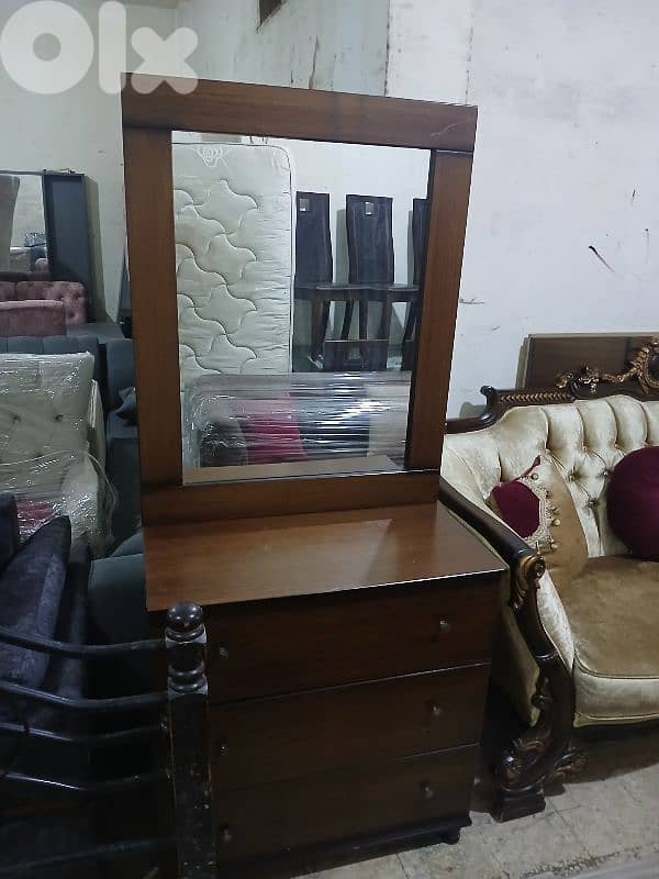 تخت مجوز مع فرشة اسفنج وكمود صغار وشفنيرة مع مرايا كتير مرتبين ونظاف 6