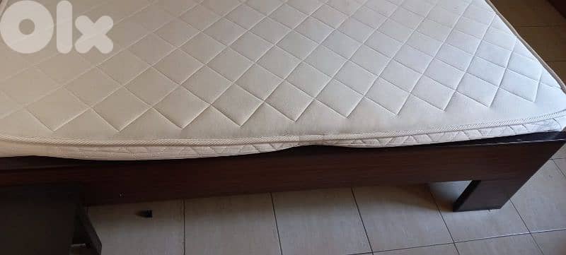 تخت مجوز مع فرشة اسفنج وكمود صغار وشفنيرة مع مرايا كتير مرتبين ونظاف 8