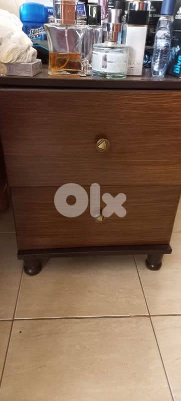 تخت مجوز مع فرشة اسفنج وكمود صغار وشفنيرة مع مرايا كتير مرتبين ونظاف 9