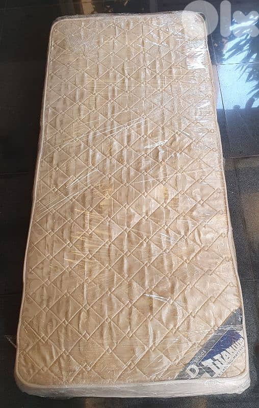 فرشة عدد ١ Titanium serie D شبه جديد كتير نضيف طول ١٨٠ عرض ٨٠ سماكة ٢٠ 4