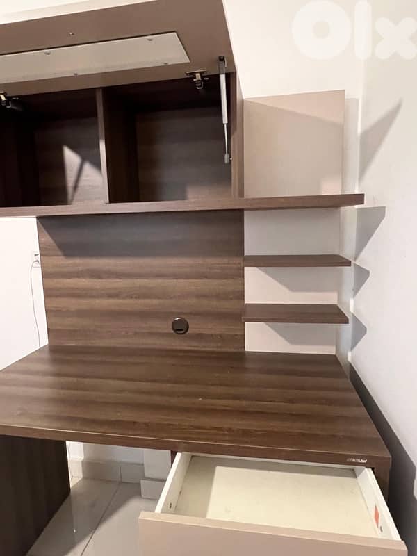 Desk with Cabinet & Shelves – Excellent Condition 1