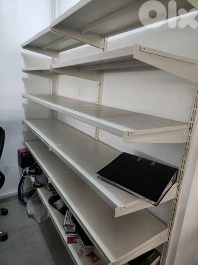 shelves  رفوف