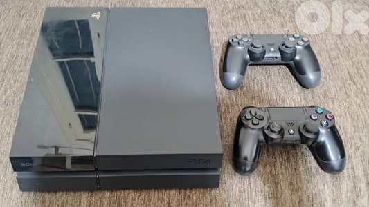 PS4 in good condition with 2 controllers and 8 Games for sale.