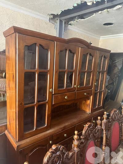 فاترينة مطبخ سويدي خشب لاتي كتير مرتبة ونظيفة