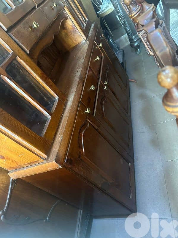 فاترينة مطبخ سويدي خشب لاتي كتير مرتبة ونظيفة 2