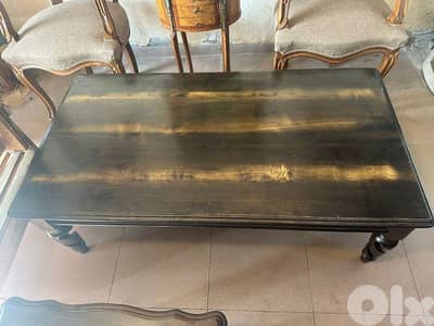 طاولة نص لصالون خشب زان كتير مرتبة ونظيفة