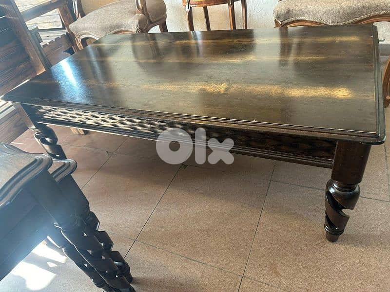 طاولة نص لصالون خشب زان كتير مرتبة ونظيفة 2