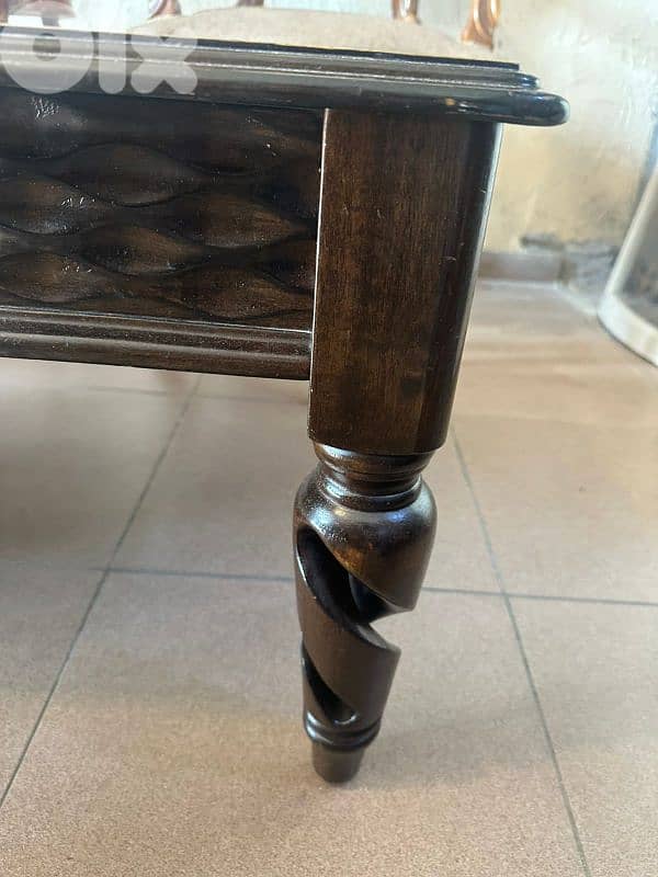 طاولة نص لصالون خشب زان كتير مرتبة ونظيفة 3