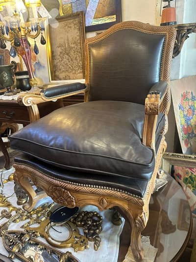 كرسي عدد اتنين ملكي حفر خشب زان انتيك جلد اصلي كتير مرتبين شبه جديد