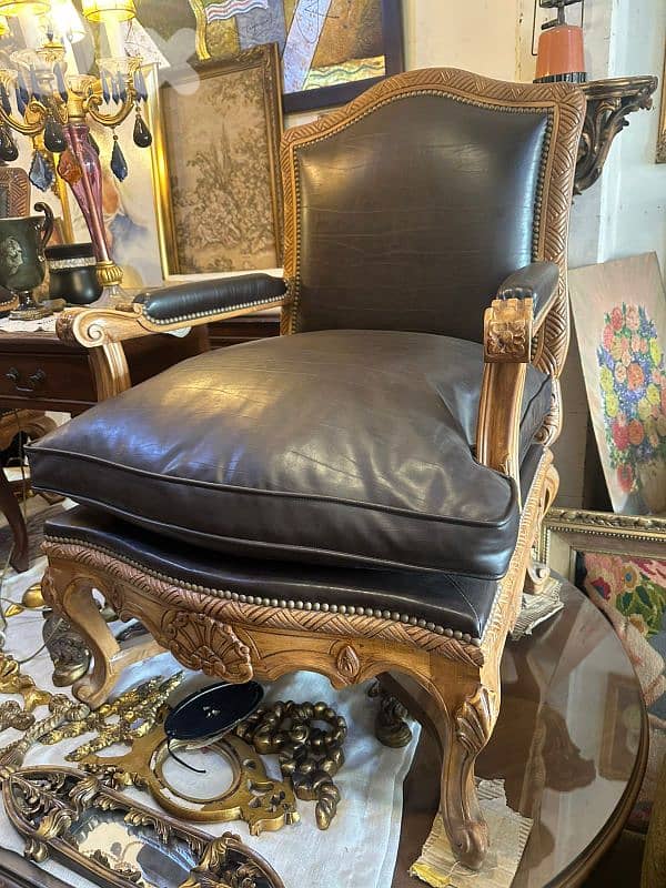 كرسي عدد اتنين ملكي حفر خشب زان انتيك جلد اصلي كتير مرتبين شبه جديد 1