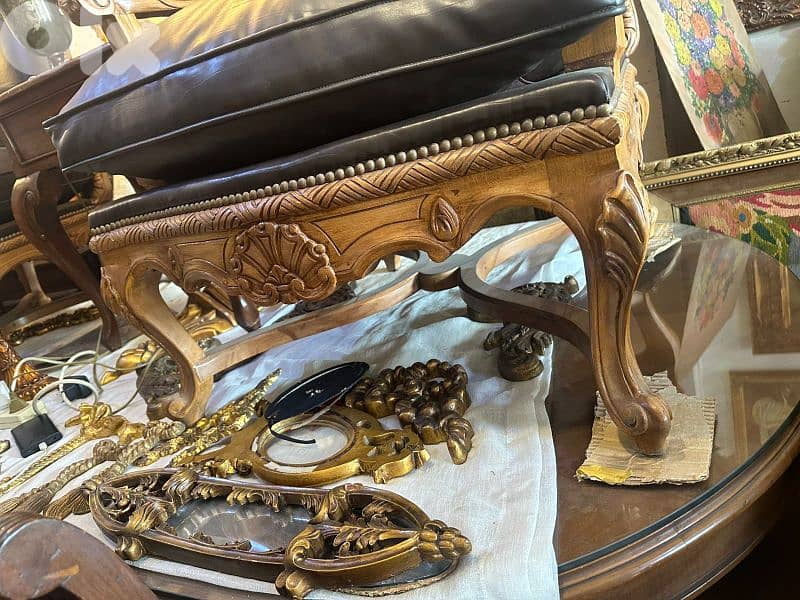 كرسي عدد اتنين ملكي حفر خشب زان انتيك جلد اصلي كتير مرتبين شبه جديد 2