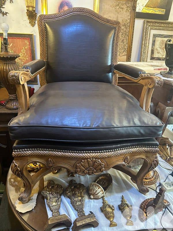 كرسي عدد اتنين ملكي حفر خشب زان انتيك جلد اصلي كتير مرتبين شبه جديد 3