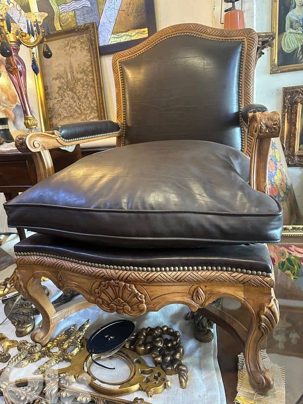 كرسي عدد اتنين ملكي حفر خشب زان انتيك جلد اصلي كتير مرتبين شبه جديد 5