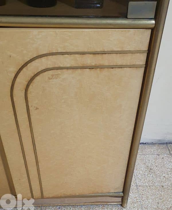 خزانة  زجاج  خشب  ونحاس  أنتيك مرتبة ٦ درف طول ٢١٠ العرض ٨٥  ارتفاع ٤٠ 9