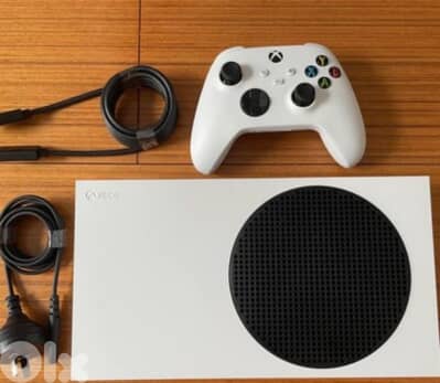 xbox series s used only 1 month with 2 controlers and a headset
