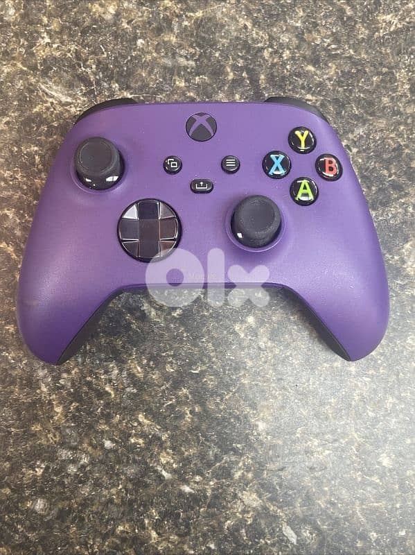 xbox series s used only 1 month with 2 controlers and a headset 1