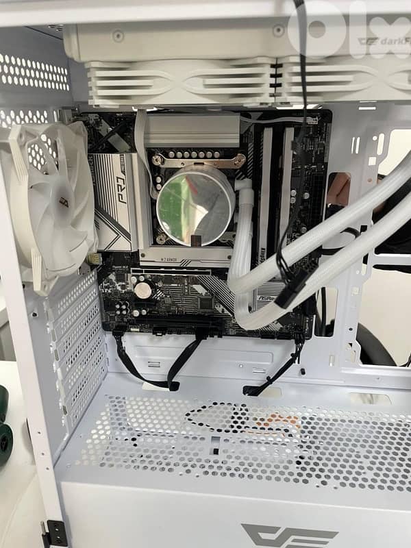 white gaming pc with gaming monitor 4
