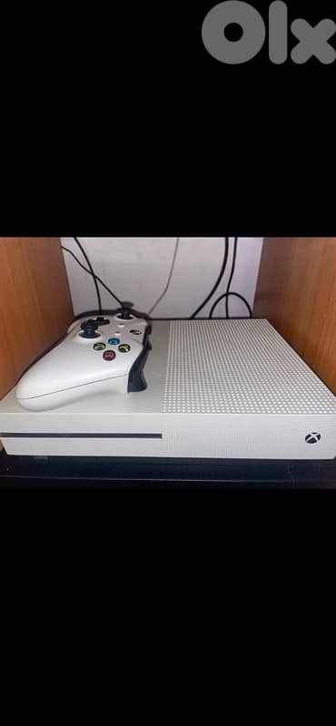 Xbox one s 1Tb like new + controller +all cable + account games