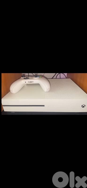 Xbox one s 1Tb like new + controller +all cable + account games 2