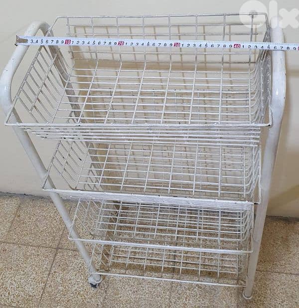 سلة  خضار  مستعمل حديد نضيف   ١٠ $  موجود  بيروت  ٠٣٧٢٣٨٩٥ 4