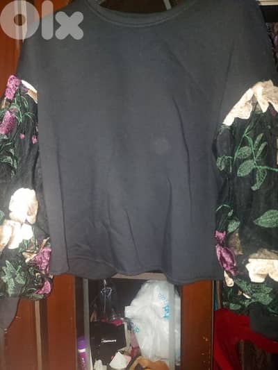 للبيع طقم بلوزه وتنوره نسائيه